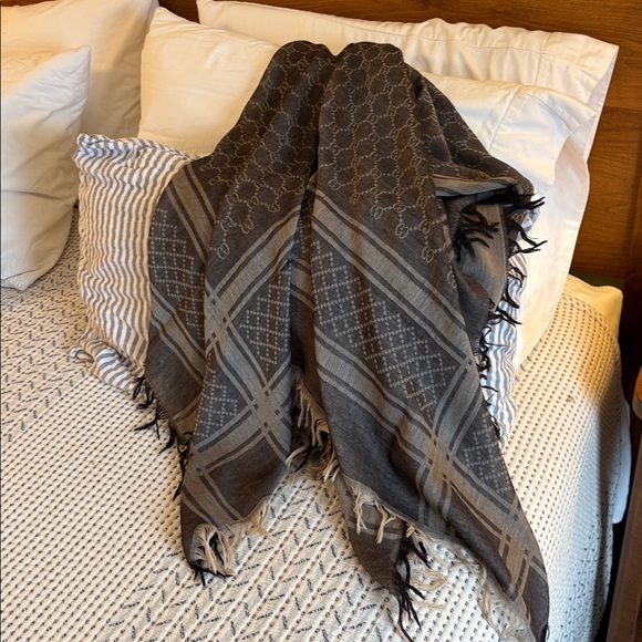Gucci Brown Patterned Scarf with Fringe - Picture 3 of 4